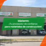 Almacén de Idaterm con carteles de servicio al cliente y transporte a obra.