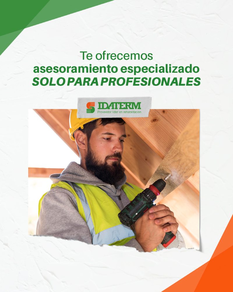 Profesional de la construcción recibiendo asesoramiento especializado en Idaterm