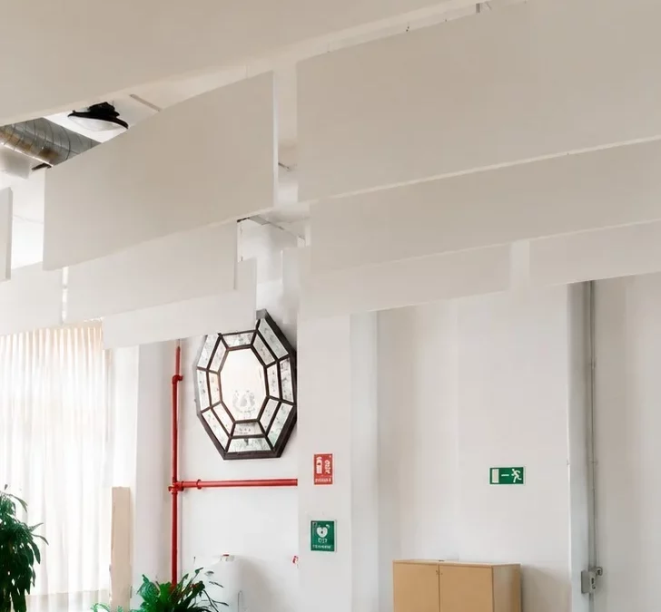 Corrección de reverberación en oficinas mediante bafles acústicos suspendidos Rockfon Contour