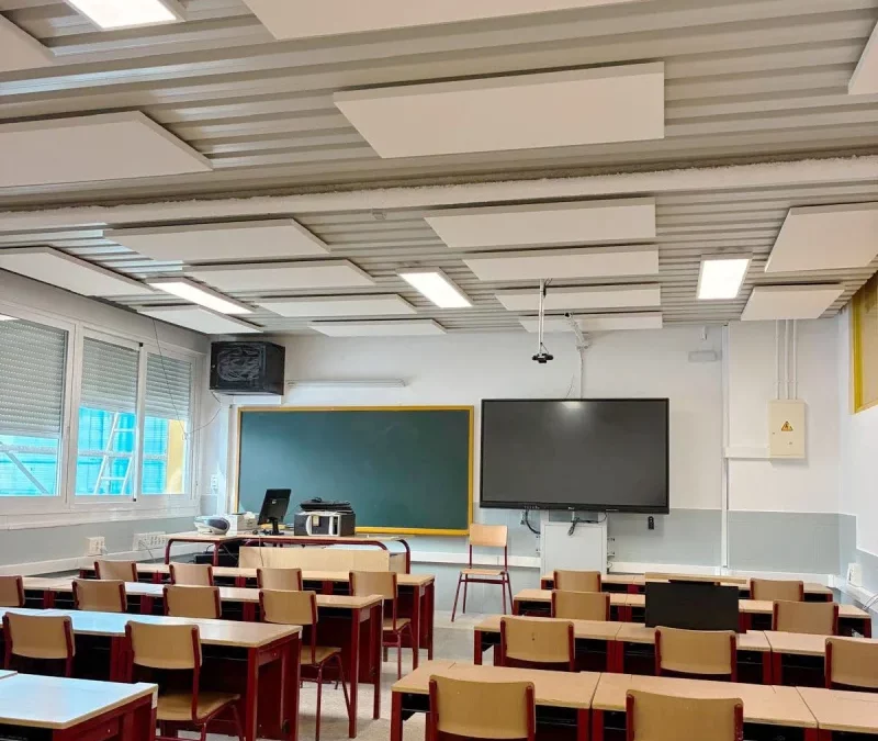 Acondicionamiento acústico de alta absorción en aulas con fijación directa sobre chapa
