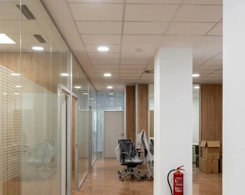 Implementación de techo registrable Knauf Ceiling en oficinas corporativas